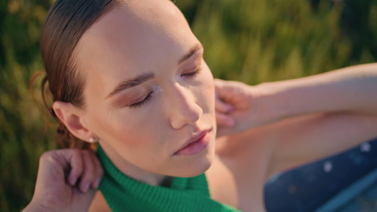 cuerpo femenino delgado en primer plano a la luz del sol al aire libre. chica atractiva ajustando la ropa