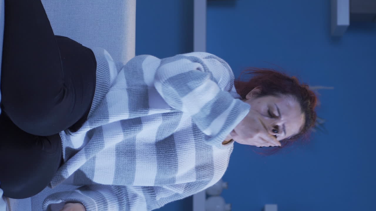 vídeo vertical de una mujer deprimida que está tomando pastillas antidepresivas.