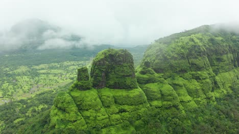 Flug-In-Die-Monsunwolken-über-Den-Einzigartigen-Bergformationen-Der-Western-Ghats