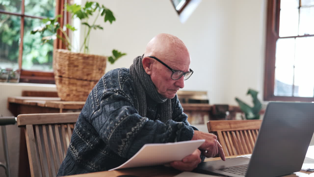 senior, hombre y escritura con computadora portátil para la planificación