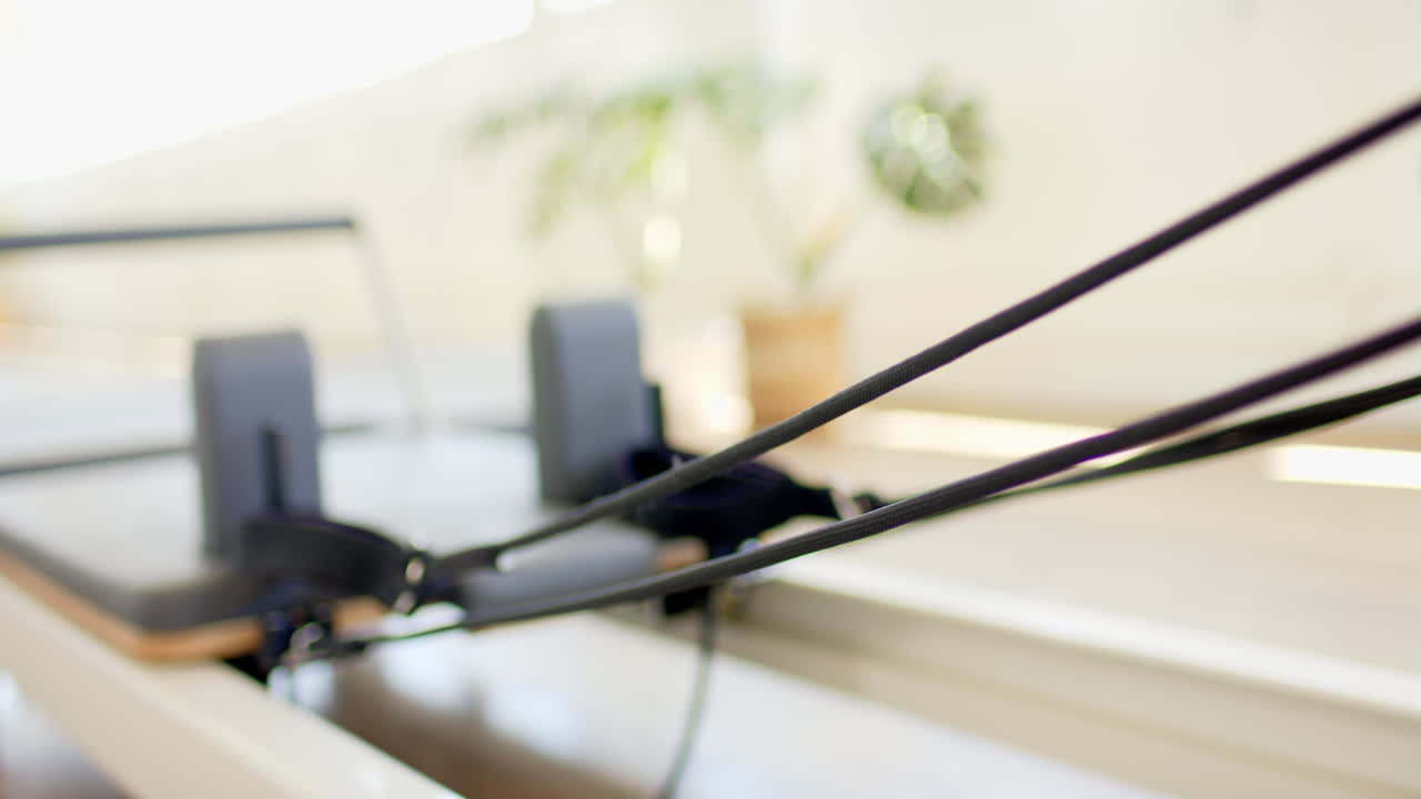 el equipo de pilates con correas y almohadillas negras está listo para su uso