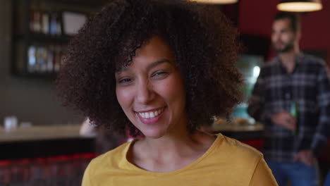 Woman-looking-at-camera-and-smiling