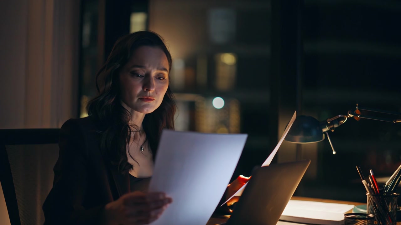 Gerente financeiro digitando no escritório à noite. Mulher focada elaborando relatório no final da noite.
