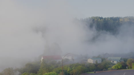 grandes nubes de vapor geotérmico se elevan en el aire en rotorua, nueva zelanda.