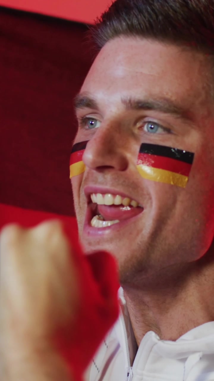 Animazione di un tifoso caucasico con la bandiera della Germania su forme geometriche