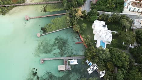 Bacalar-México-Resort-Beach-Town-En-Imágenes-Aéreas-De-La-Laguna-De-Siete-Colores