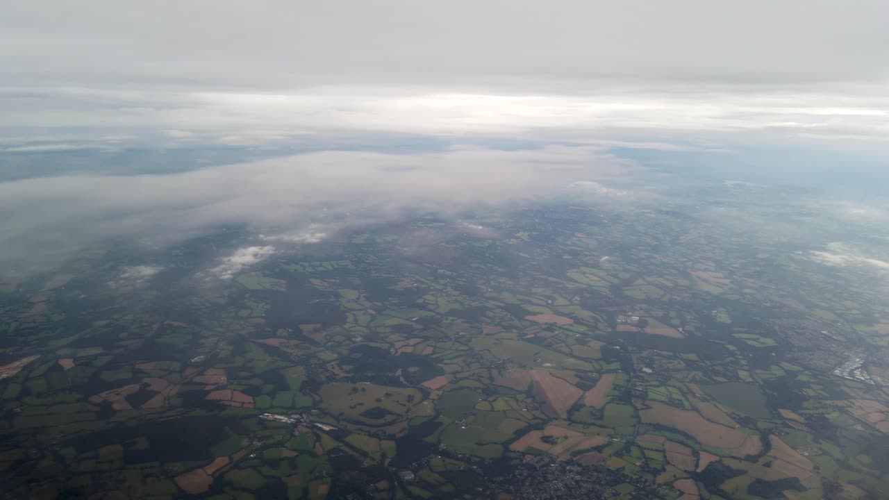 vista de día nublado del paisaje británico de gran altitud desde la ventana del avión