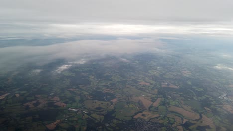 高空英國風景,從飛機窗戶看雲天景