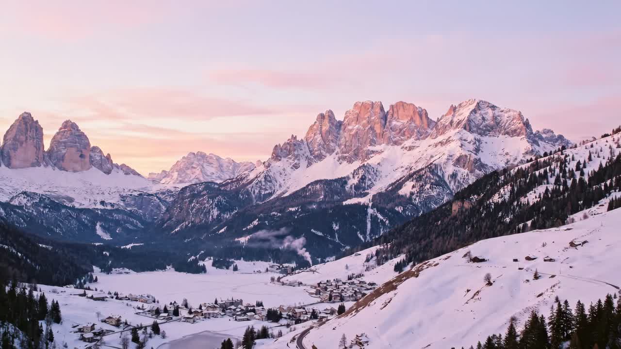Panorama vinterlandskab af en landsby i Dolomitterne ved solopgang