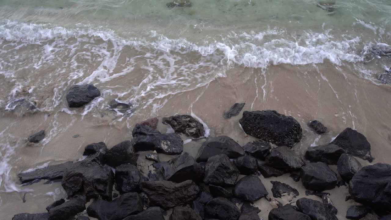 4K, onde oceaniche trasparenti e chiare raggiungono la spiaggia sabbiosa