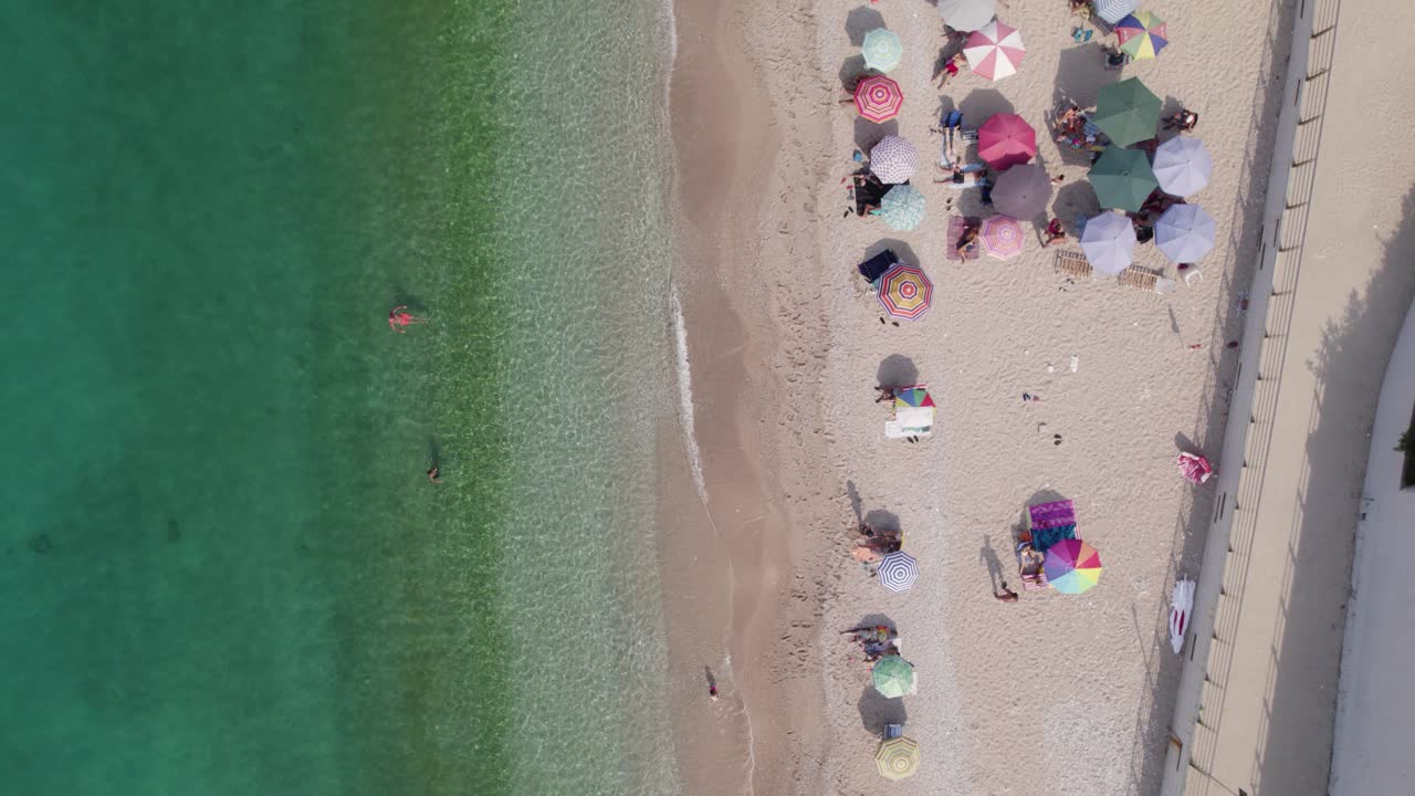 аэрофотосъемка сверху вниз над пляжем с белым песком и кристально чистой водой, химаре, албания