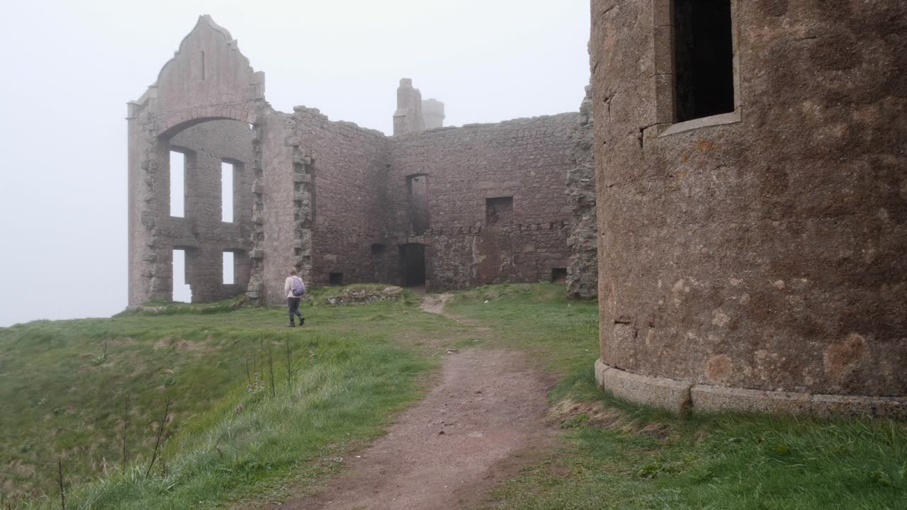lady walker camina en las ruinas del castillo asesinado en un día brumoso