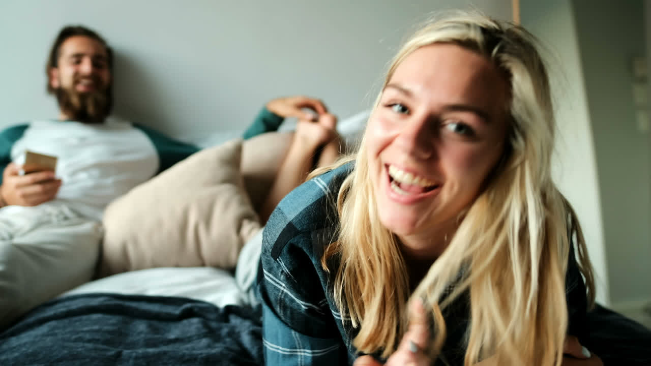 hombre cosquilleando a la mujer mientras está acostado en la cama 4k