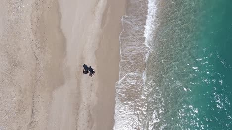 Pareja-En-Vista-Aérea-De-La-Costa