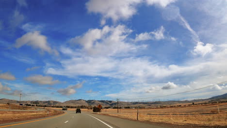 Punto-De-Vista-Del-Conductor-De-Una-Carretera-Del-Sur-De-California-Con-Paisajes-Pintorescos-Y-Paisajes-Impresionantes