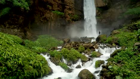 tiro de drone de una cascada en java, indonesia