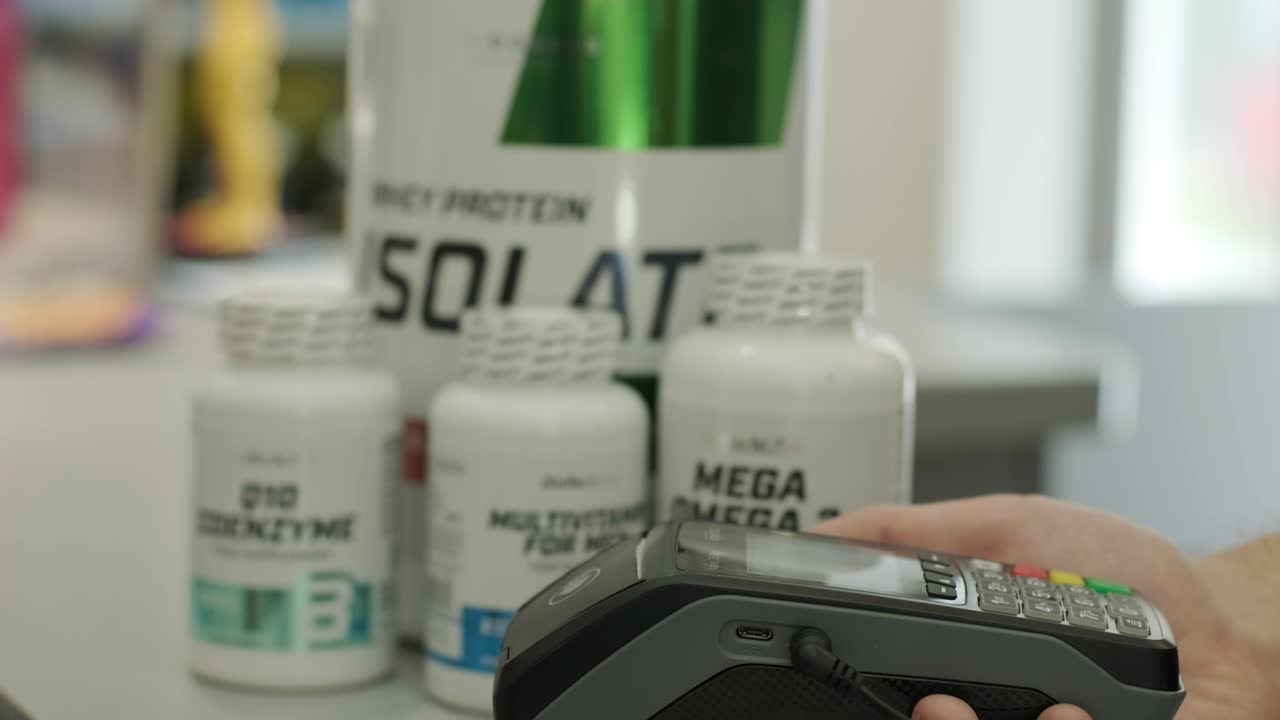 스포츠 영양 상점 인테리어에는 다양한 영양 보충제가 있습니다.