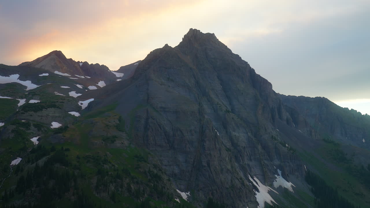 alto lago azul colorado monte sniffels picos desierto verano nieve derritiendo la cima de la montaña rocosa última luz impresionante naranja rosa hora dorada puesta de sol silverton telluride 14er zoom cinematográfico