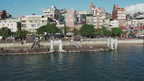 Paseo-Marítimo-De-Tamsui-Con-Un-Concurrido-Bulevar-Y-Edificios-De-Varios-Pisos.