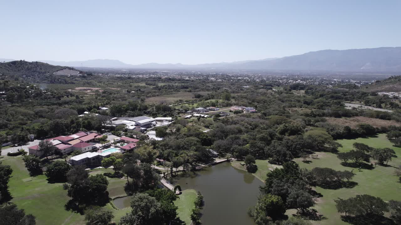 vista valle con laguna e città comyagua honduras