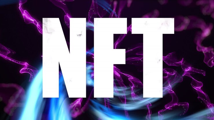 Animazione del testo NFT su scie luminose blu e viola.