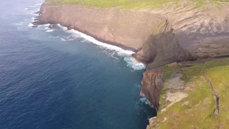 Costa-Rocosa,-La-Vista-De-Un-Volcán-Colapsado