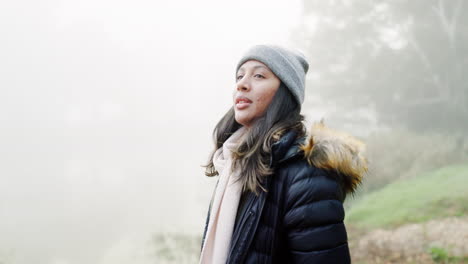 senderismo, naturaleza y una mujer en el bosque