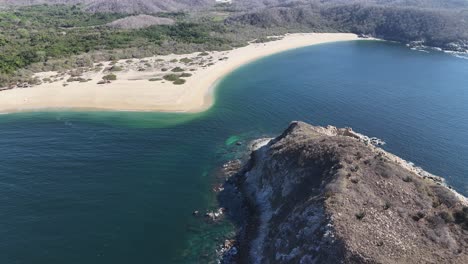 la bahía de cacaluta, un refugio aislado accesible en barco