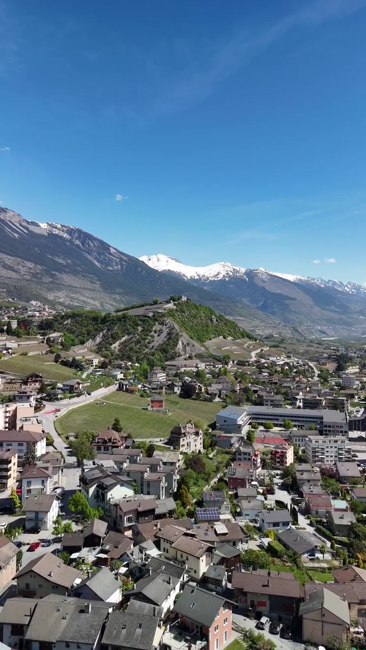 Sion, hovedstaden i kantonen Valais i Schweiz, luftfoto fra drone af bjergresort.