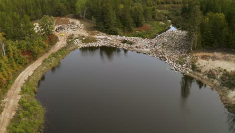 Lago-Artificial-Retenido-Por-Una-Presa-De-Roca-De-Aspecto-Natural