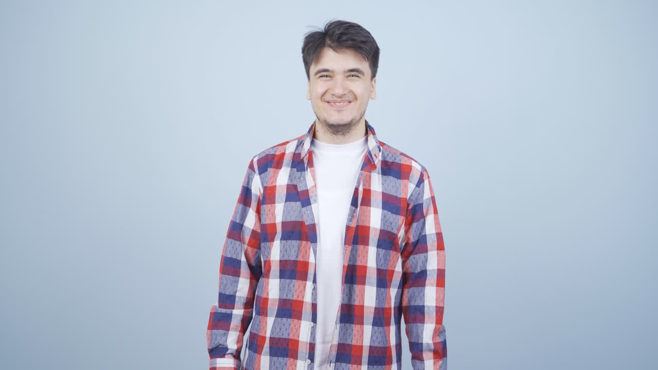 카메라에 미소 짓는 남자