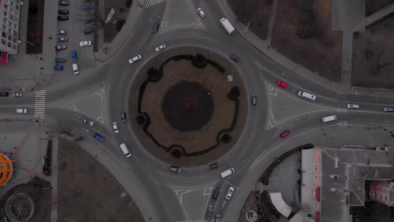 4к воздушный вид временной задержки круговой дороги с круговыми машинами.