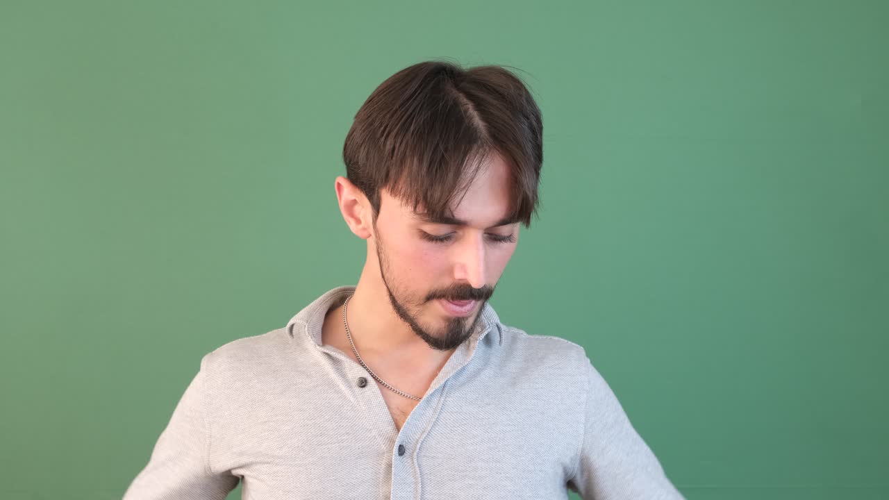 분노하는 남자 초록색 배경