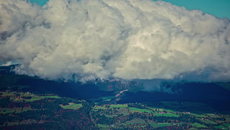 Toma-A-Gran-Altitud,-Timelapse-De-La-Mezcla-E-Hinchazón-Del-Aire-Húmedo-Del-Paisaje-Nublado,-Nubes-Alpinas-Sobre-Un-Valle-Tranquilo-Durante-La-Primavera-O-El-Verano