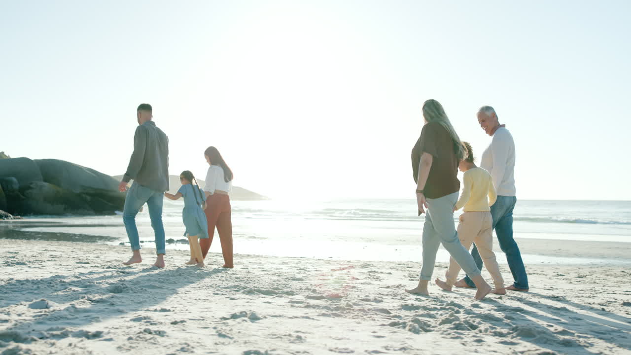 해변 을 산책 하는 가족