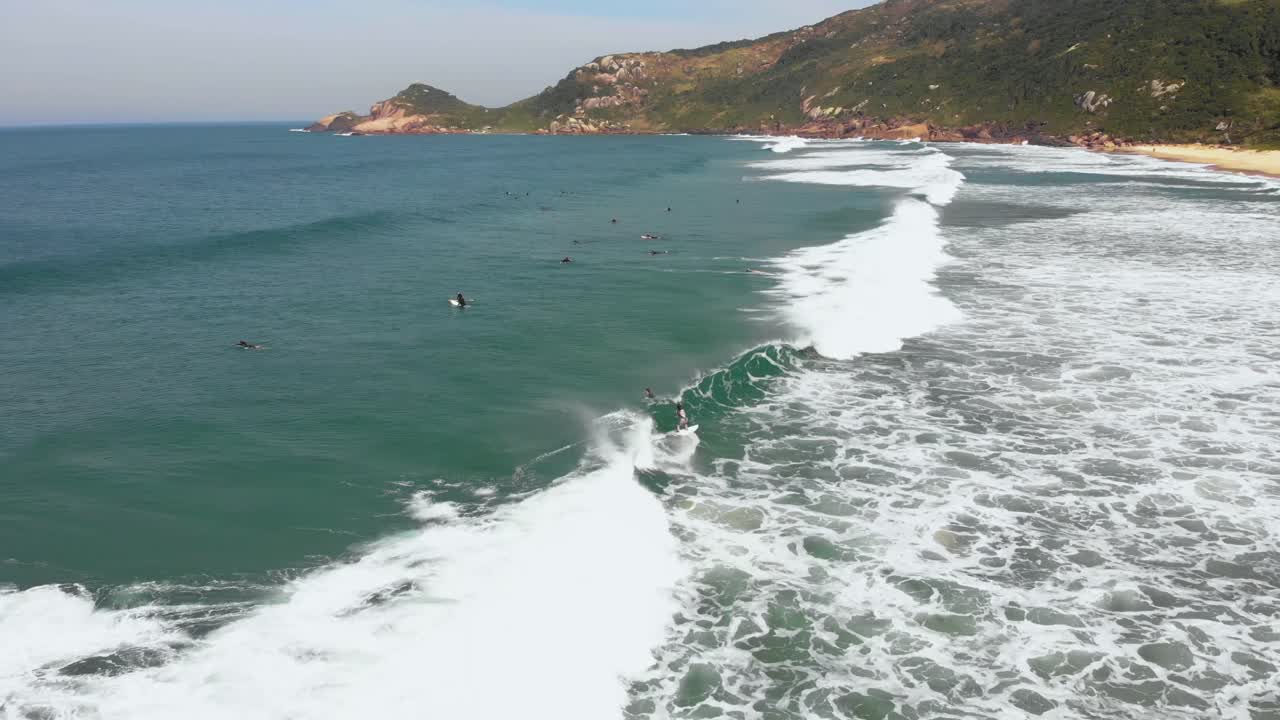 un surfista cogiendo una ola en floripa, brasil