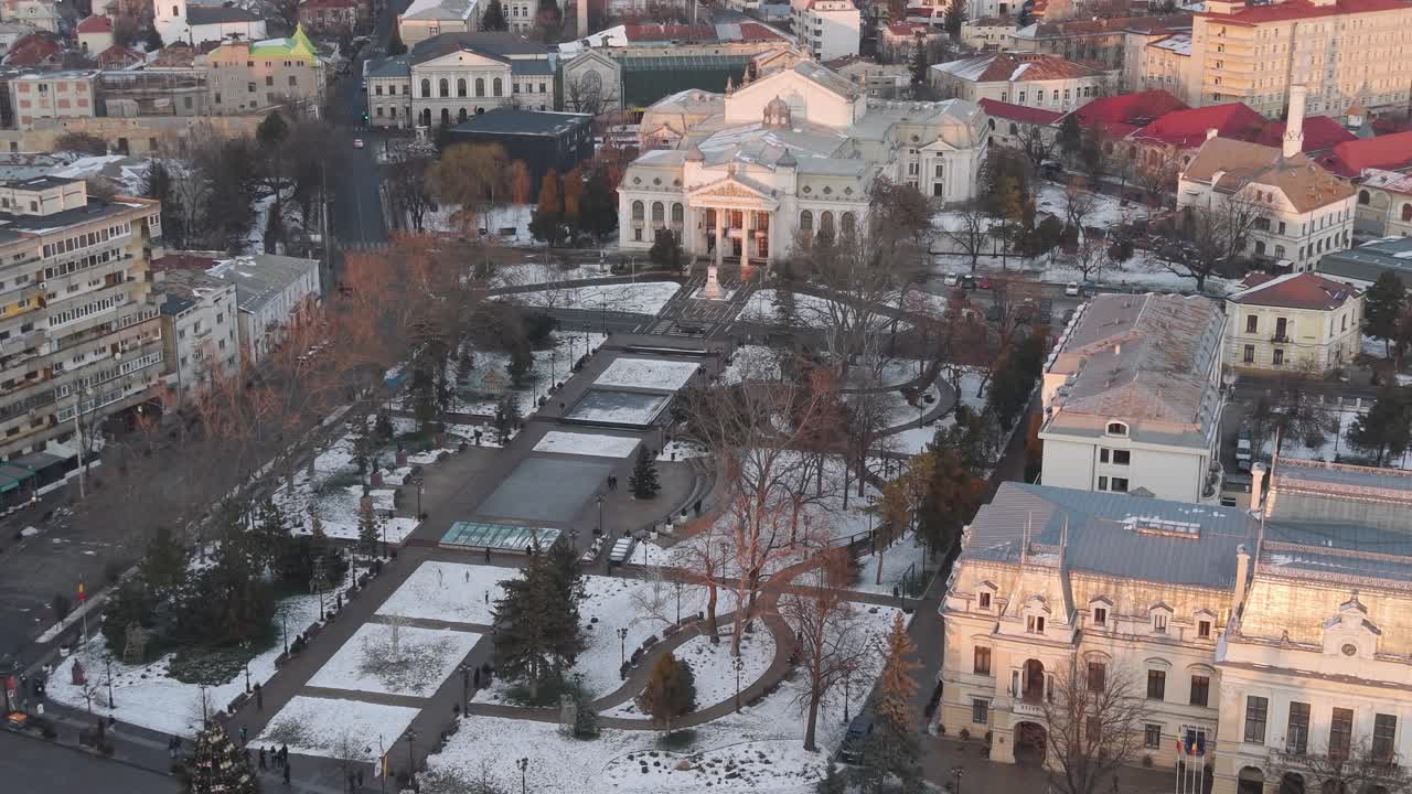 Teatro Nacional Vasile Alecsandri em Iași durante o inverno