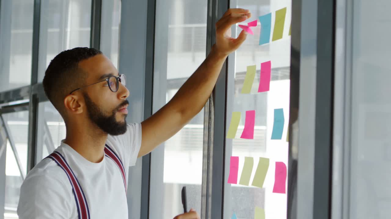 Male architect writing on sticky notes 4k