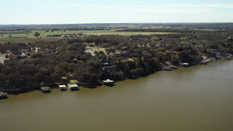 Vista-De-Drones-De-Casas-Frente-Al-Mar-En-Granbury,-Texas