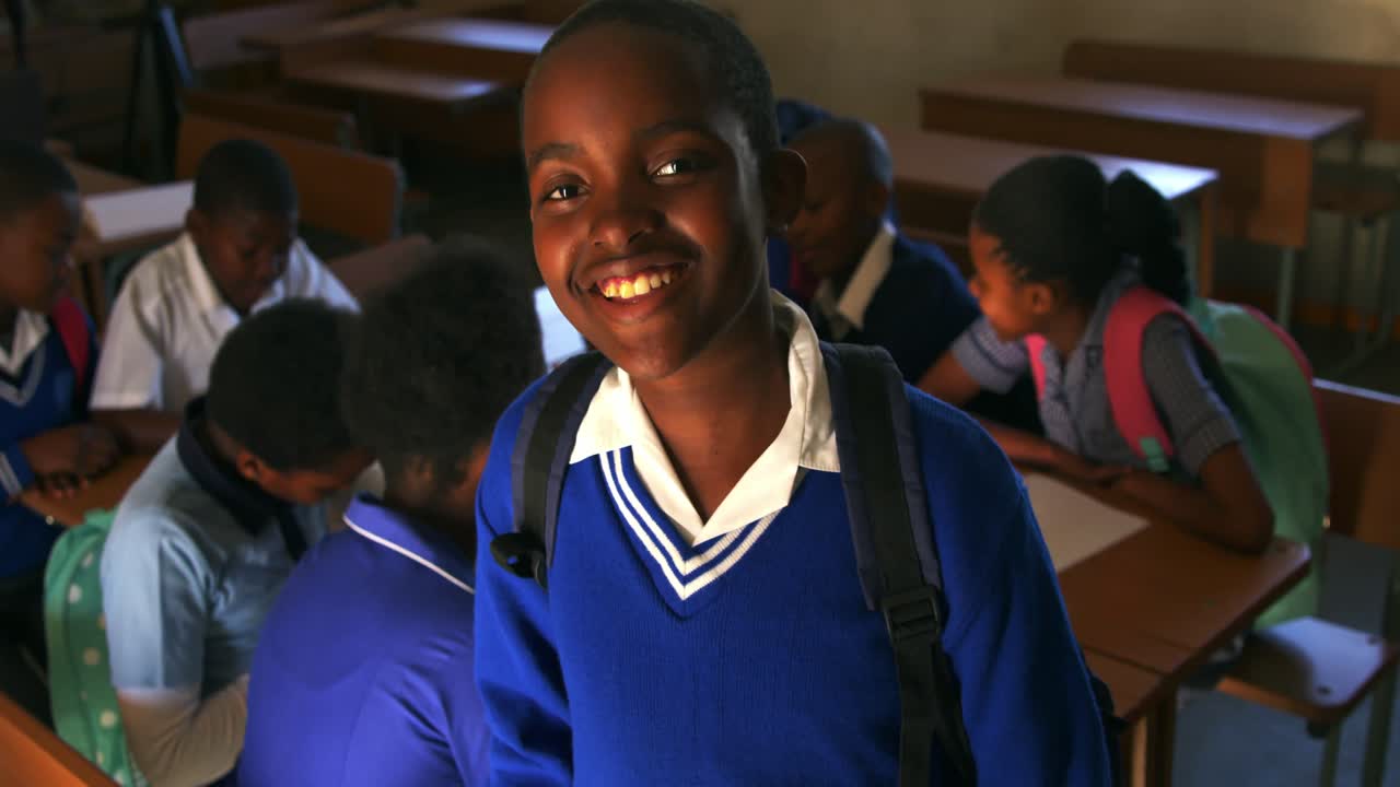 웃는 어린 학교생의 초상화 4k