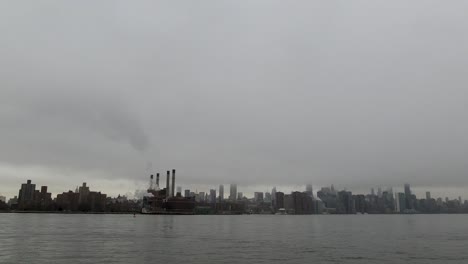 Ein-Blick-über-Den-Fluss-Auf-Die-Industrie-In-Manhattan,-New-York-City