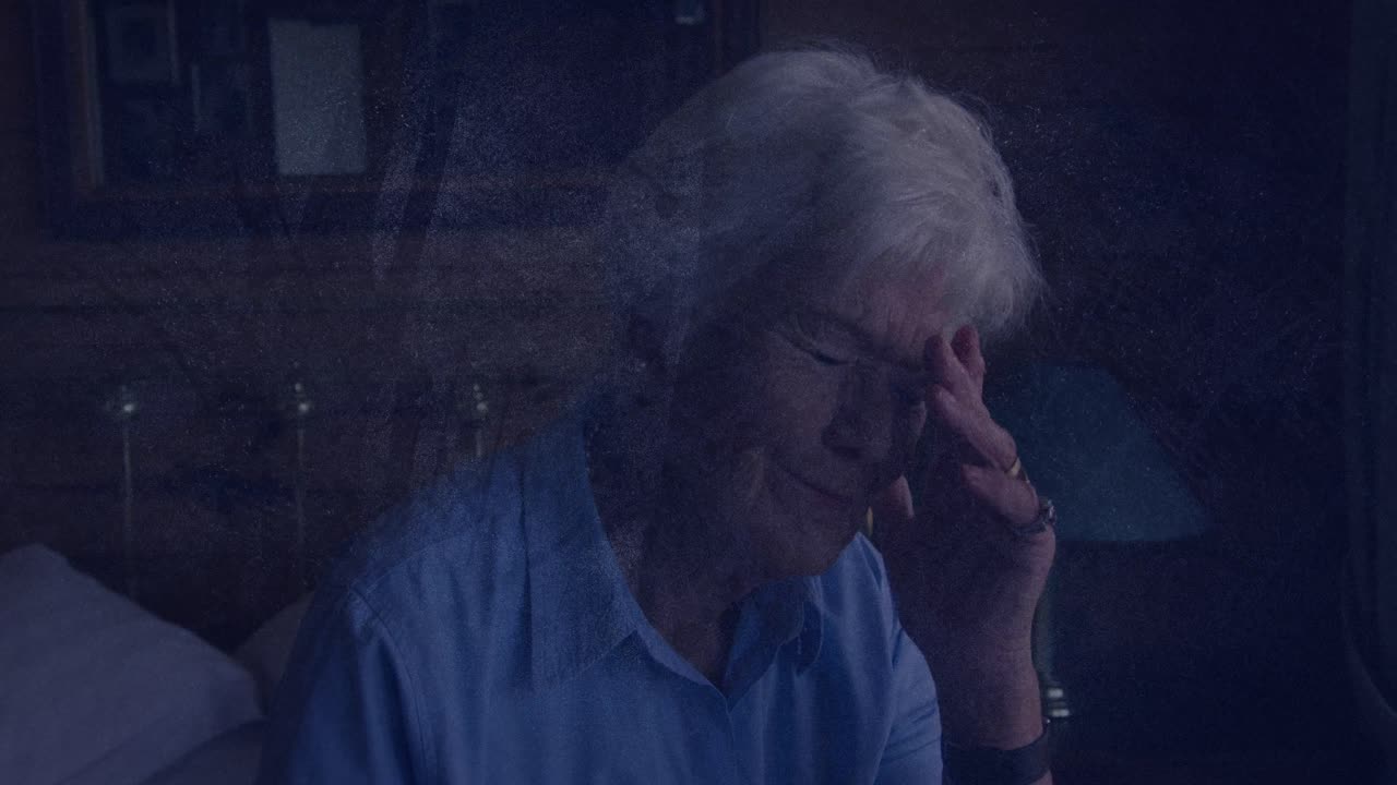 animación de formas en movimiento sobre una mujer caucásica mayor tocando su frente