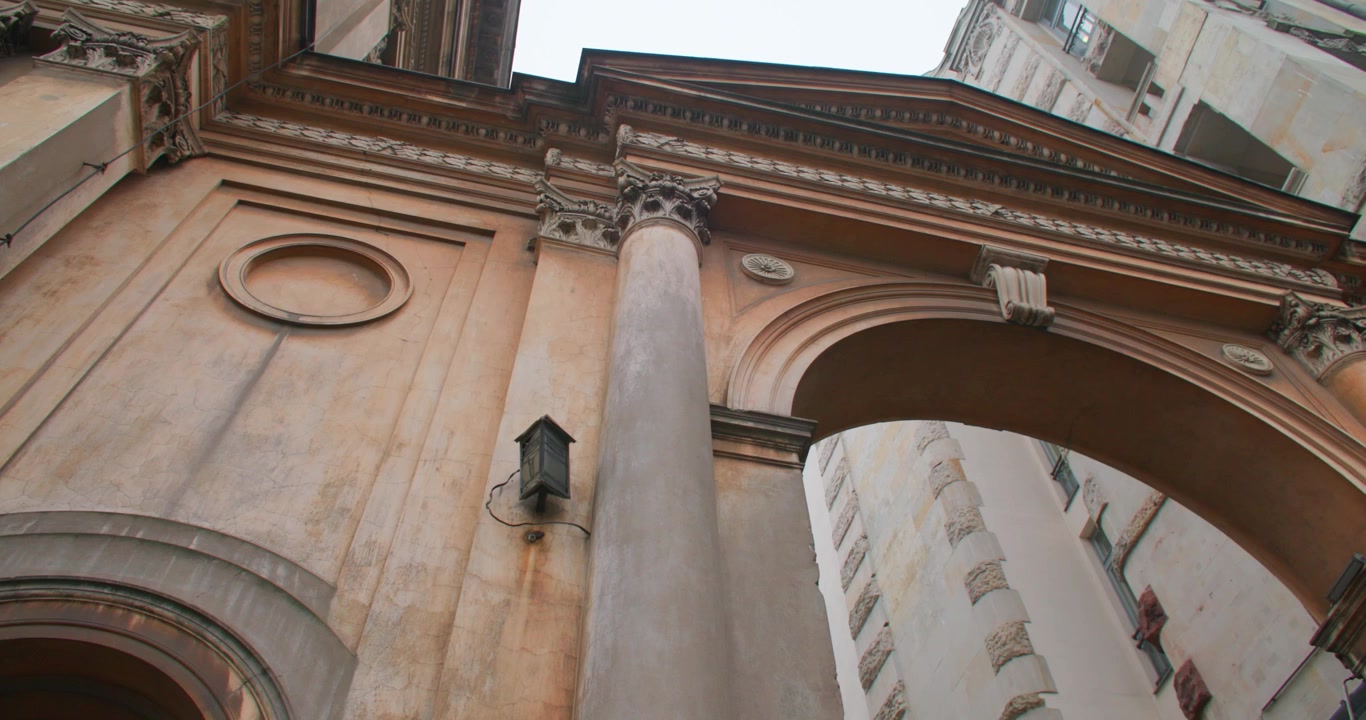 Cancello di edificio d'epoca, Architettura europea, panorama dal basso