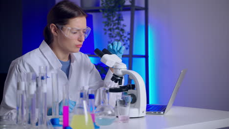 científico que trabaja en un laboratorio
