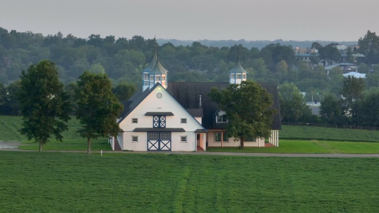 켄터키 주 렉싱턴 에 있는 킨랜드 말 농장 의 창고 와 창고