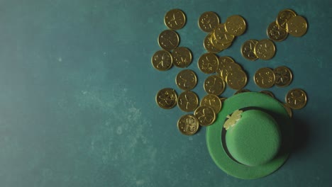 Foto-De-Estudio-Superior-De-Sombrero-De-Copa-De-Duende-Verde-Y-Montones-De-Monedas-De-Oro-Para-Celebrar-El-Día-De-San-Patricio