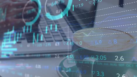 animación del procesamiento de datos con las manos utilizando una computadora portátil