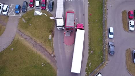 il camion sta guidando da e verso il magazzino logistico