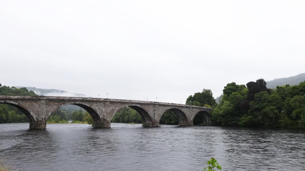 평온 한 강 을 가로지르는 돌 다리