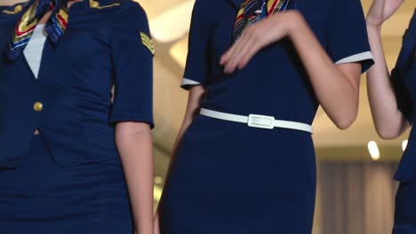 la tripulación de cabina bailando con alegría en el avión